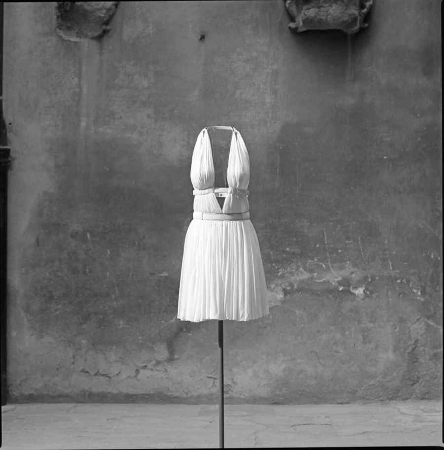 Alaïa, short draped dress, White silk jersey Monsieur Alaïa personal archives © Ilvio Gallo, 1996 