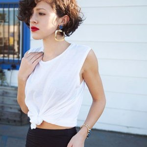 Knot the hem of your tee for an abbreviated top with major throwback appeal. Karla Deras, via Karla's Closet