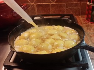 the apples (cut in quarters) are caramelizing