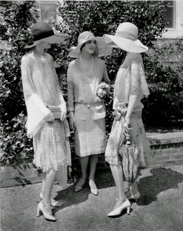 Three Model 1926. Photograph by Edward Steichen for Vogue. From left to right: Alden Gay wearing a black and white chiffon dress by Madame Frances and a wide-brimmed hat; Marion Morehouse, wearing a light-colored chiffon dress by Jay-Thorpe, with a wide-brimmed hat; Miss Collier, holding a parasol, and wearing a printed chiffon and lace dress with a Tuscan straw hat.